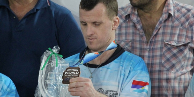 ORGULLO. René, con la medalla mundialista y el reconocimiento que recibió./ Foto Prensa HCD Oberá