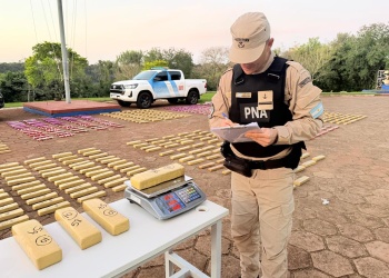 Incautaron más de 573 kilos de marihuana en un operativo sobre el río Paraná en Iguazú