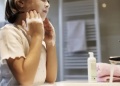 Advierten sobre los riesgos de seguir rutinas de skincare vistas en redes sociales