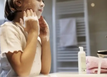 Advierten sobre los riesgos de seguir rutinas de skincare vistas en redes sociales