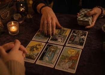 El trabajo desplazó al amor: crecen las consultas al tarot por la incertidumbre económica