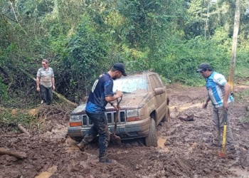 Maestro clama arreglo del camino para dar clases en comunidad mbya