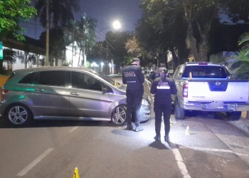 Perdió el control de su auto y chocó contra una camioneta de la Policía en Posadas