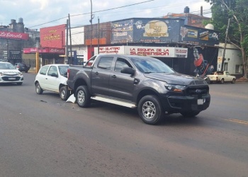 Choque en cadena entre tres vehículos sobre la avenida Uruguay en Posadas