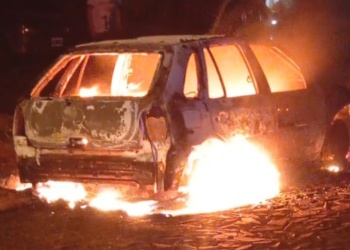 Dos explosiones y un auto envuelto en llamas: investigan un incendio en Campo Viera
