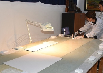 Realizan estudios preliminares para intervenir la bandera centenaria