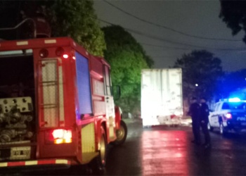 Un camión enganchó cables y dejó el tendido sobre la calzada