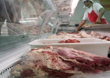 Supermercados venden 30% menos carne y 32% menos bebidas que hace un año