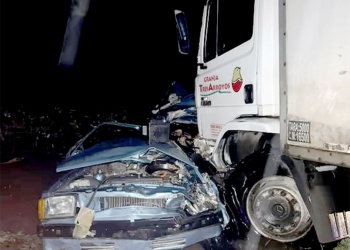 Siete muertos, entre ellos tres menores, por el choque frontal entre un auto y un camión