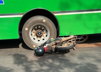 Motociclista herido tras siniestro vial frente a la Biofábrica