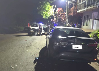 Chocó contra un auto estacionado, huyó y fue interceptado