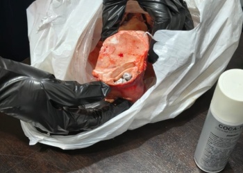 Llevó carne para sus familiares detenidos y descubrieron que escondía cocaína
