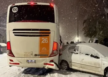 Temporal de nieve: un micro con egresados patinó en Bariloche y chocó a siete autos
