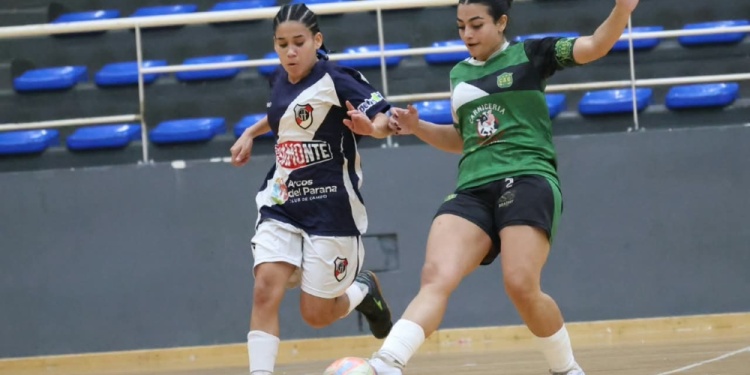 LUCHA. Tamara Bustamante (Guaraní) y Celeste Acosta (Guacurarí), en acción.