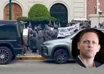 “You shall not pass”: manifestantes disfrazados de Gandalf protestaron contra Peter Thiel
