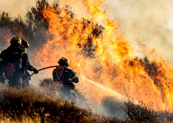 Dos helicópteros chocaron mientras Grecia combate incendios fuera de control