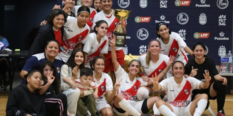 LLEGÓ LA TERCERA. Las chicas de La Franja sumaron una nueva estrella.