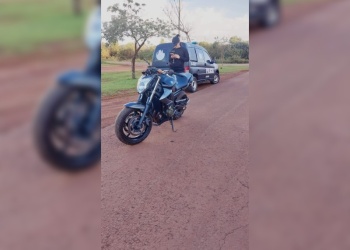 Motociclista de 43 años cayó mientras realizaba maniobras peligrosas y quedó bajo custodia policial