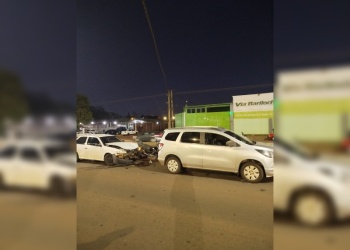 Choque entre una moto y dos autos dejó personas heridas en Posadas