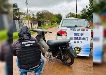 La madre dijo que su hijo escondió una moto robada en su casa y ahora buscan a “Joel”