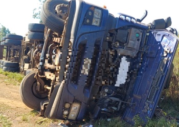 Un camión cargado con frutas despistó y volcó sobre la ruta nacional 14