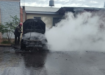 Un auto se incendió en plena maniobra de salida de un garaje en Posadas