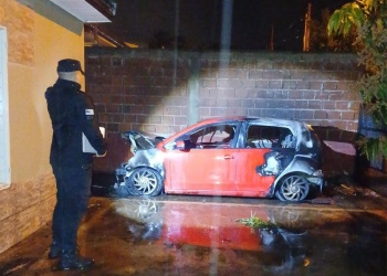 Investigan un presunto incendio intencional de un auto en el barrio Los Lapachos
