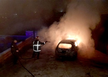 Se incendió un auto en el patio de una vivienda y apuntan a una acción intencional