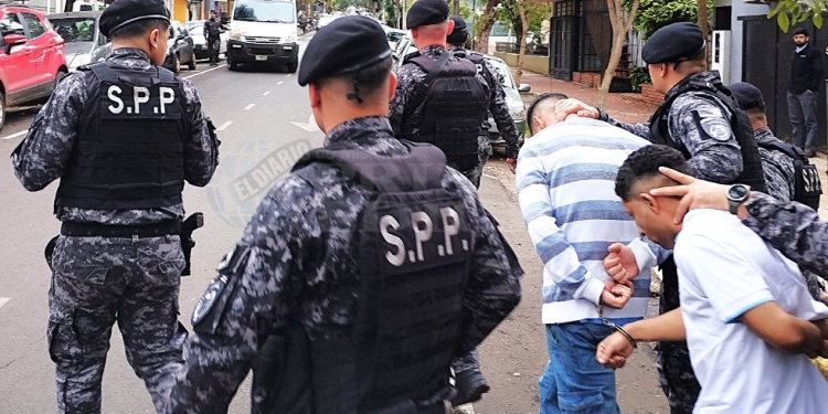 CALLE SAN MARTÍN CORTADA. David Wesley de Oliveira Silva y Gabriel Junior Guimaraes Da Silva son retirados raudamente por un equipo especializado del SPP.