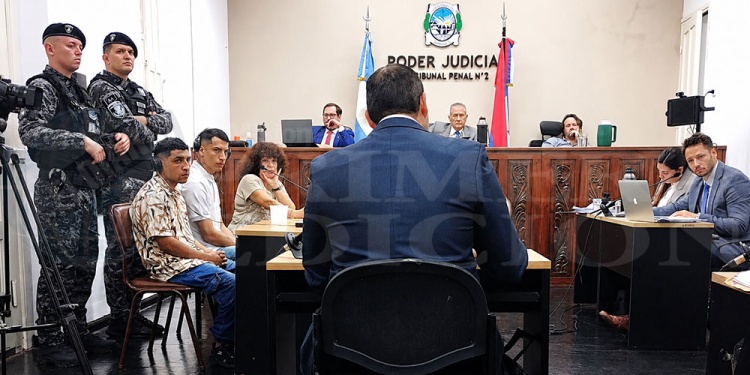 SENTADOS CON AURICULARES. David Wesley de Oliveira Silva y Gabriel Junior Guimaraes Da Silva (izquierda de la imagen) y el resto de las partes en debate atentos al relato del criminalista Jeremías Serrizuela.