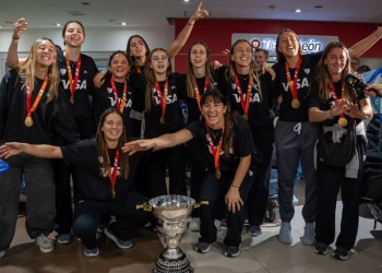 Las Leonas llegaron al país tras la histórica conquista en el Mundial de hockey