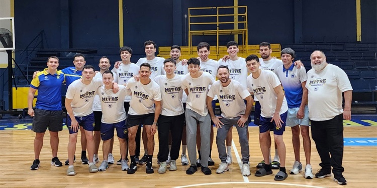 HAY EQUIPO. Los jugadores del Auriazul, listos para un nuevo desafío. El vencedor ascenderá a la Segunda nacional.