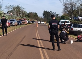 Motociclista en terapia intensiva tras chocar contra un auto