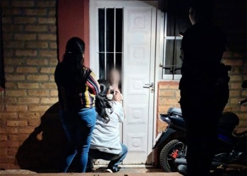 Una llamada al 911 permitió asistir a una niña que estaba sola en su casa