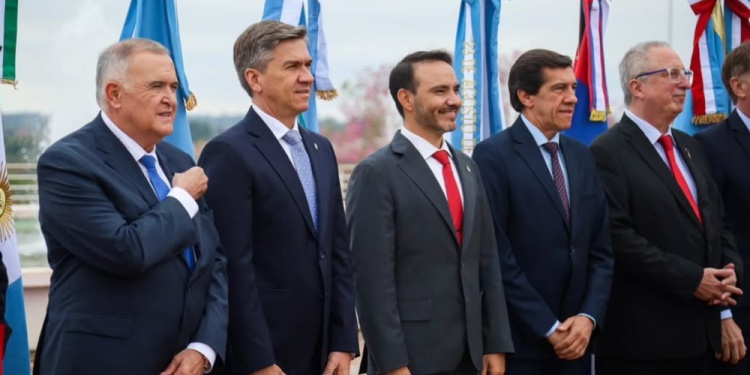 El gobernador de Corrientes, Juan Pablo Valdés, en el centro de corbata roja.