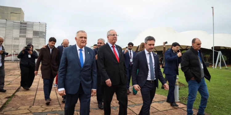 El gobernador de Tucumán, Osvaldo Jaldo (primero de la izquierda junto a Passalacqua).