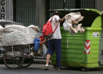 La pobreza se estancó, el empleo se precarizó y el consumo volvió a caer