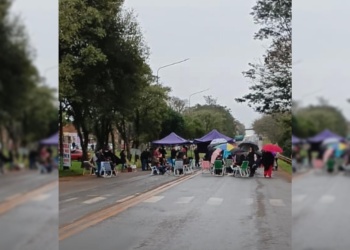 Docentes interrumpieron el tránsito sobre la Ruta Nacional 12 en Jardín América