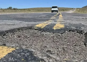 Denunciaron a Luis Caputo y otros funcionarios por el estado de las rutas nacionales