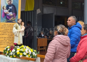 Miles de personas se acercan a celebrar San Cayetano en la parroquia del barrio Yacyretá