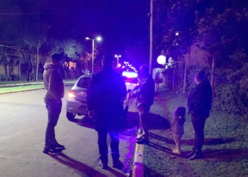 Buscan a un motociclista que chocó con un auto y abandonó el lugar