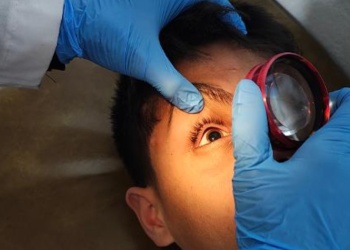 Más pantallas, más miopía: alertan por problemas visuales en niños