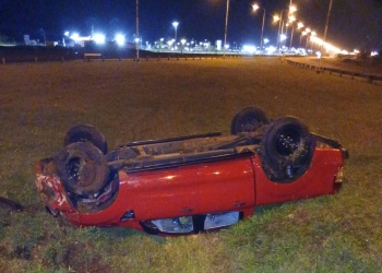 Madrugada accidentada en Posadas: dos despistes y daños materiales