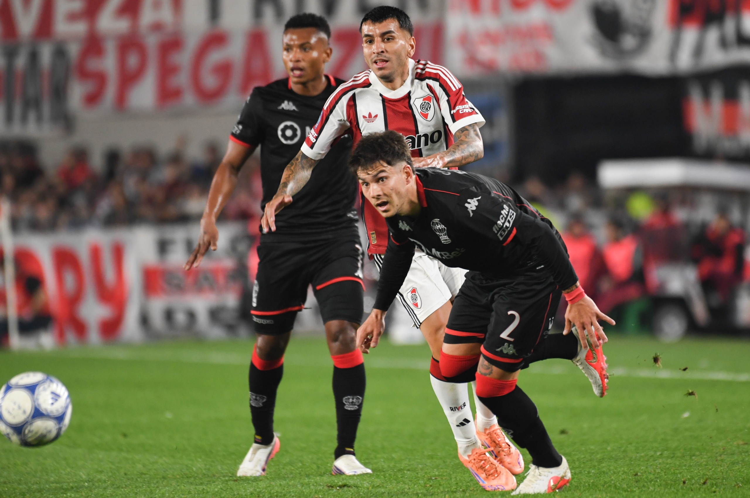 River volvió a tropezar: perdió con Huracán y sigue fuera de los playoffs