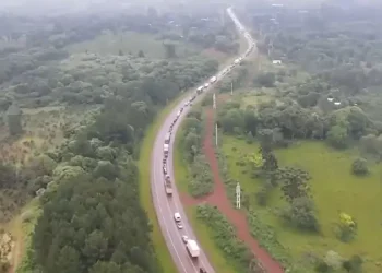 Tractorazo yerbatero llegó a Puerto Iguazú para reclamar durante la visita de Milei