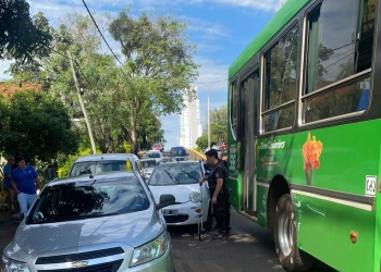 Choque múltiple entre un colectivo y tres vehículos en Posadas