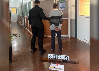 Amenazó a policías con un cuchillo y un rifle de aire comprimido: terminó detenido