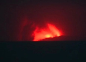 El Anak Krakatoa entró en erupción y obligó a cerrar ocho aeropuertos en Indonesia