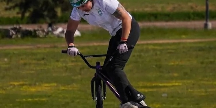 EN ACCIÓN. El salto de Analía Zacarías en BMX Freestyle. Terminó cuarta.
