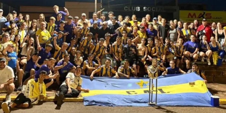 LA ALEGRÍA DE UN PUEBLO. En Alem se festejó el título de Atlético Iguazú.